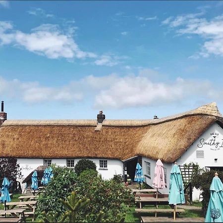 The Old Smithy Inn Welcombe Exterior foto