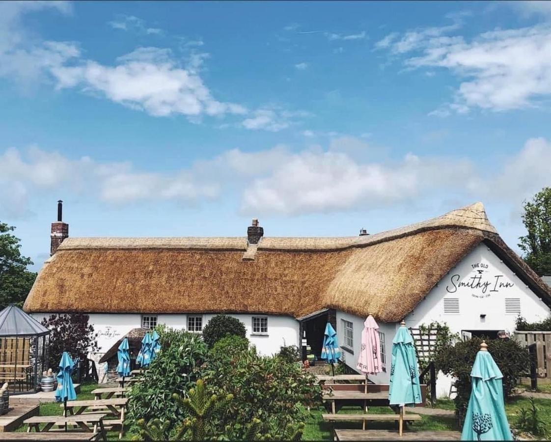 The Old Smithy Inn Welcombe Exterior foto