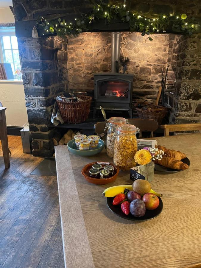 The Old Smithy Inn Welcombe Exterior foto